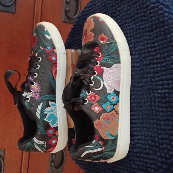 Hippie Black Floral Embroidered women's shoes - Picture 2 of 8